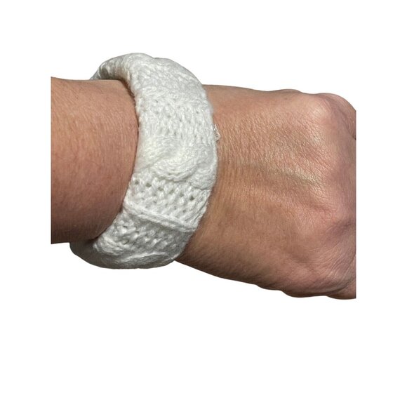 Britt's Knit Bangle Bracelet White cable knit NEW - Picture 4 of 4